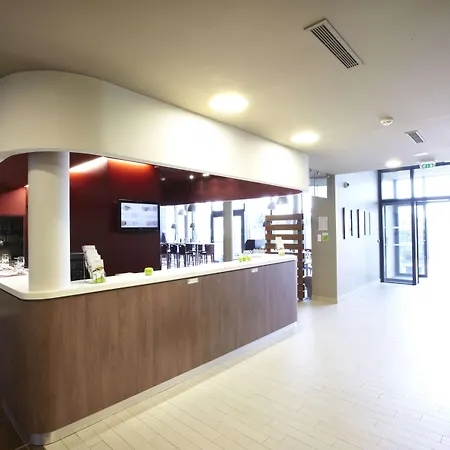 Campanile Est - La Cité 3*