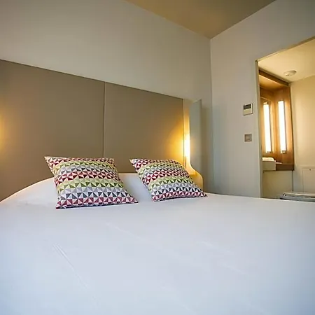 Отель Campanile Est - La Cite 3*